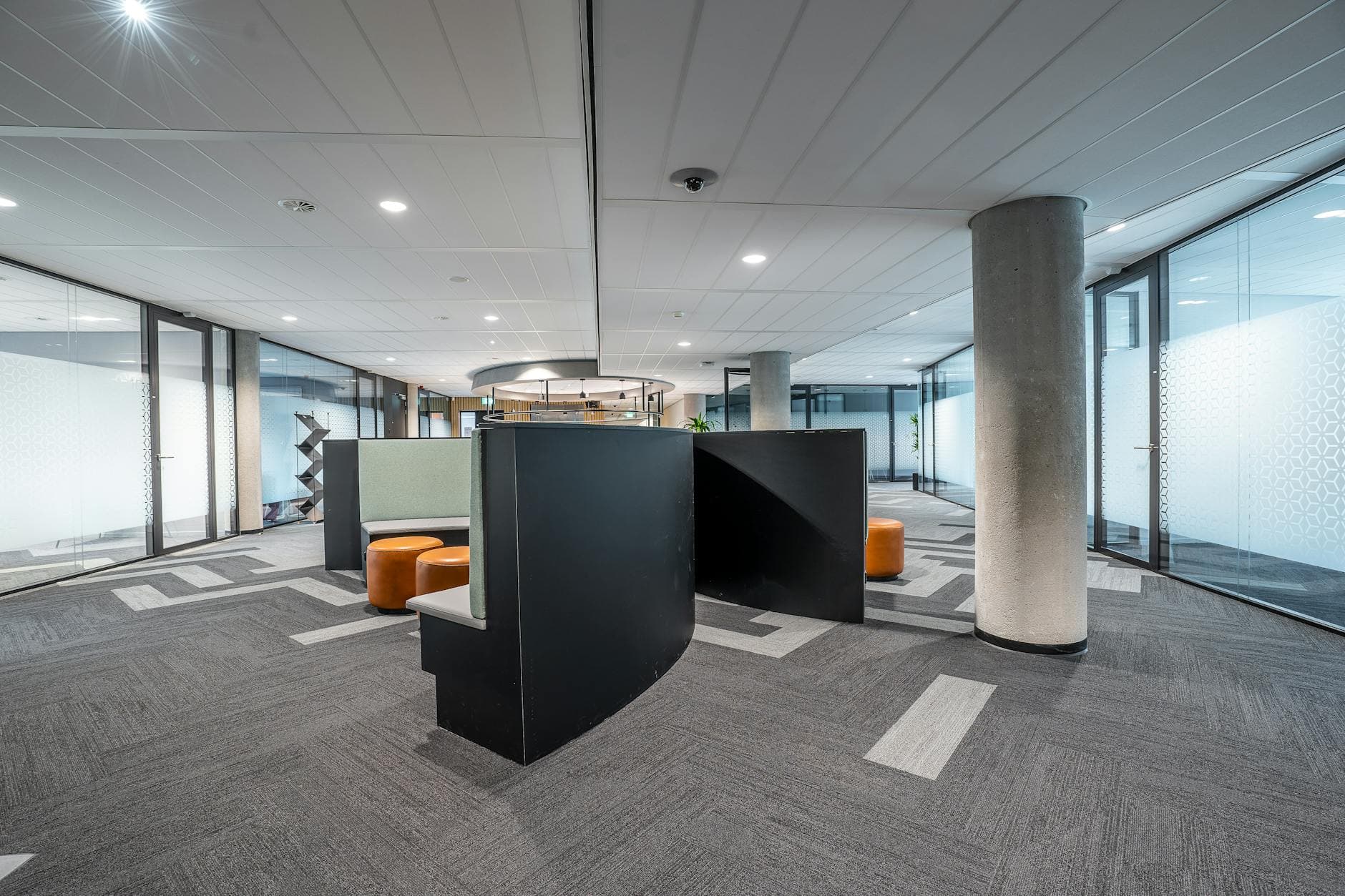 Modern office interior with workstations — symbolizing AI-driven transition in the labor market