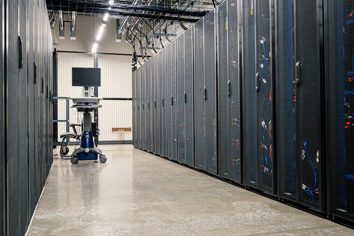 Datacenter-korridor med serverracks — symboliserer datainfrastruktur og AI-parathed